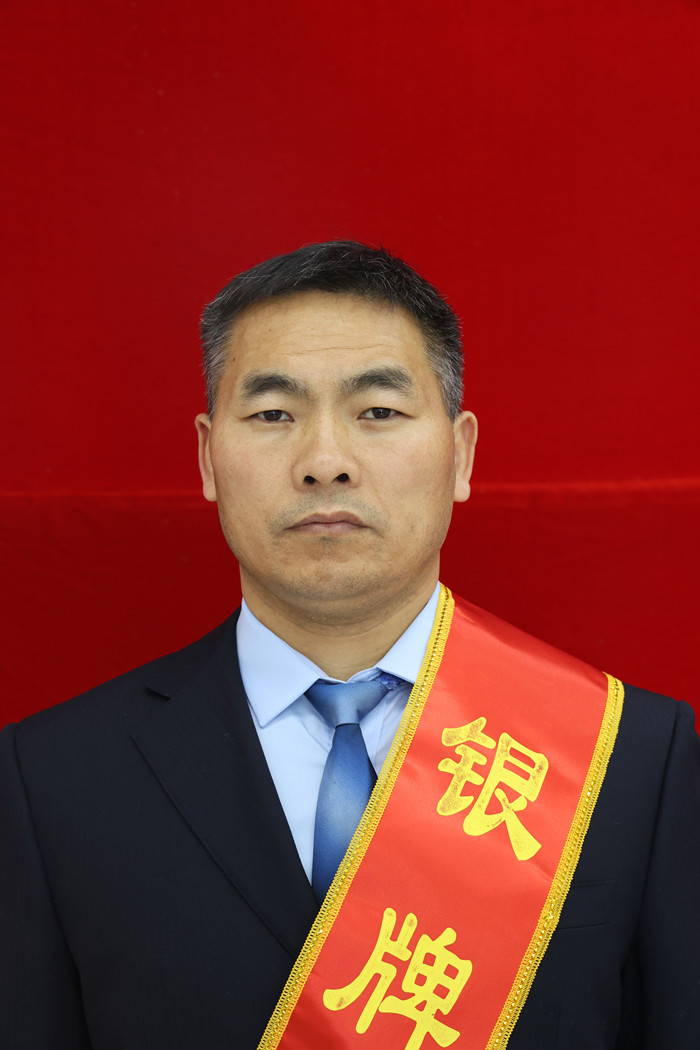 银牌班组长 姜亚华_副本.jpg